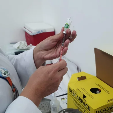 Nova vacina contra a covid-19 começa a ser aplicada em Porto Alegre e postos de saúde têm filas e movimento intenso.<!-- NICAID(15937087) -->