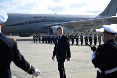 PHILIPPE MAGONI / Estadão Conteúdo FRA - FRANÇA/GROENLÂNDIA/EXERCÍCIOS CONJUNTOS - INTERNACIONAL - O presidente da França, Emmanuel Macron, durante sua visita à base aérea militar de Istres, no sul da França, nesta quinta-feira, 15 de janeiro de 2026. Macron esteve na base aérea 125 Istres-Le Tubé para apresentar seus cumprimentos anuais de Ano Novo às Forças Armadas. Ele confirmou o envio de um destacamento militar francês (unidades de combate em montanha) para participar de exercícios conjuntos de "clima frio" no Groenlândia, a convite da Dinamarca. A decisão foi formalizada após um Conselho de Defesa de emergência realizado horas antes em Paris. 15/01/2026 - Foto: PHILIPPE MAGONI/ASSOCIATED PRESS/ESTADÃO CONTEÚDO<!-- NICAID(16204730) -->