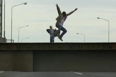 #Máquina: D1-5021767CENAS DO FILME O OHOMEM QUE COPIAVA NA PONTE MOVEL DO GUAIBA-E PARA D-LAZARO RAMOS E JULIO ANDRADE.<!-- NICAID(800228) -->