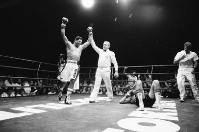 Pugilista Adilson Maguila Rodrigues luta com o argentino Jorge Guido Cambiaso.Maguila conseguiu um nocaute e manteve o título sul-americano dos pesos-pesados.A luta foi no Gigantinho, em Porto Alegre.#envelope: 65704<!-- NICAID(10446822) -->
