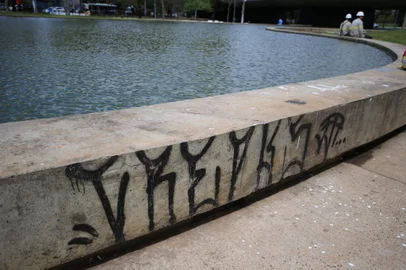 Porto Alegre, RS, Brasil, 29/09/2022 - Vandalismo permanece no Largo dos Açorianos - Foto: Ronaldo Bernardi/Agência RBS<!-- NICAID(15220753) -->