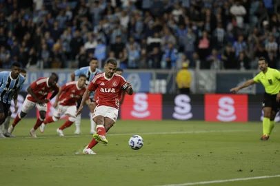 PORTO ALEGRE, RS, BRASIL - 19/04/2025 - Gre-Nal 447: Grêmio e Inter se encontram em campo, novamente, pela Série A do Campeonato Brasileiro. FOTO: MATEUS BRUXEL / AGÊNCIA RBS<!-- NICAID(16020492) -->