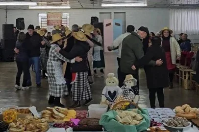 O projeto Forqueta Cultural – A Magia dos Sonhos do mês de setembro será realizado domingo, dia 07, a partir das 15h, na Capela São Martinho, no interior de Forqueta. A proposta é reunir os moradores da comunidade e quem mais chegar para um filó comunitário com direito a gastronomia colonial, música e dança. A tarde promete muita alegria e confraternização, como tem sido em todos os encontros que começaram em maio e seguem até outubro. A animação é do Grupo de Filó Felice Personne, com participação especial do Grupo Nani. A realização é do Ponto de Cultura Costurando Sonhos e Varsóvia Educação e Cultura.<!-- NICAID(16115269) -->