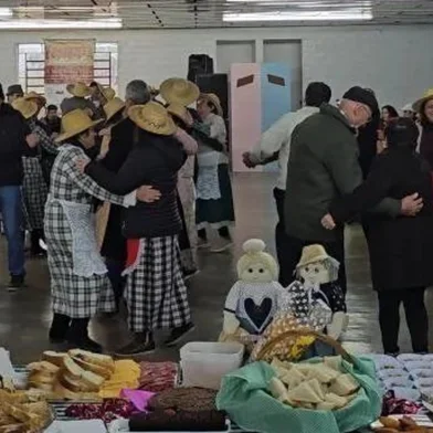 O projeto Forqueta Cultural – A Magia dos Sonhos do mês de setembro será realizado domingo, dia 07, a partir das 15h, na Capela São Martinho, no interior de Forqueta. A proposta é reunir os moradores da comunidade e quem mais chegar para um filó comunitário com direito a gastronomia colonial, música e dança. A tarde promete muita alegria e confraternização, como tem sido em todos os encontros que começaram em maio e seguem até outubro. A animação é do Grupo de Filó Felice Personne, com participação especial do Grupo Nani. A realização é do Ponto de Cultura Costurando Sonhos e Varsóvia Educação e Cultura.<!-- NICAID(16115269) -->