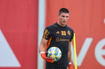O goleiro Rochet participa de treino de pré-temporada do Inter no CT Parque Gigante.<!-- NICAID(15651957) -->