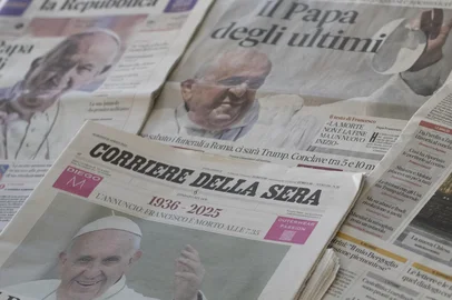 This photograph shows displayed Italian newspapers with front pages covering Pope Francis' death in central Rome on April 21, 2025. Pope Francis died of a stroke, the Vatican announced hours after the death on April 21, 2025, of the 88-year-old reformer who inspired devotion but riled traditionalists during 12 years leading the Catholic Church. (Photo by Martin LELIEVRE / AFP)Editoria: RELLocal: Vatican CityIndexador: MARTIN LELIEVRESecao: popeFonte: AFPFotógrafo: STF<!-- NICAID(16021458) -->