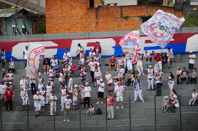CAXIAS DO SUL, RS, 10/06/2023. Caxias x Camboriú, jogo válido pela sétima rodada da primeira fase da série D do Campeonato Brasileiro e realizado no estádio Centenário. Na foto, torcedores grenás. (Porthus Junior/Agência RBS)<!-- NICAID(15452959) -->