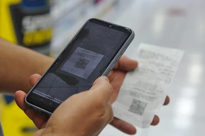 CAXIAS DO SUL, RS, BRASIL, 15/11/2022 + Serra: reportagem especial sobre pessoas que utilizam aplicativos para conseguir descontos ou encontrar os menores preços em suas compras. Na foto, Carlos André De Freitas De Lima, 53. Balco Farmacista. Inscreveu-se no Nota Fiscal Gaúcha para concorrer a prêmios nas compras efetuadas. Ele também costuma fazer compras pela internet por encontrar preços mais vantajosos do que nas lojas físicas. (Bruno Todeschini/Agência RBS)<!-- NICAID(15265317) -->