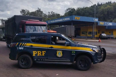 PRF flagra caminhão com quase R$ 30 mil em multas em Ijuí<!-- NICAID(16051331) -->