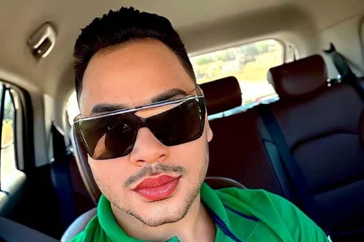 O influenciador digital Gefferson Willian dos Santos, de 36 anos, conhecido como "Rei do Fuá", foi morto a tiros na noite de domingo (26) em Brejo Santo, no interior do Ceará. O crime ocorreu por volta das 21h, em frente à residência onde ele morava.<!-- NICAID(16154511) -->