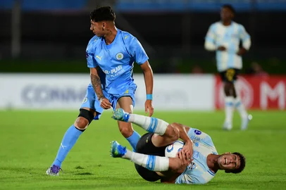 Gremio's Argentine midfielder #05 Juan Nardoni reacts in pain next to Montevideo City Torque's Argentine midfielder #19 Diogo Guzman during the Copa Sudamericana group stage football match between Uruguay's Montevideo City Torque and Brazil's Gremio at the Centenario stadium in Montevideo on April 8, 2026. (Photo by Dante FERNANDEZ / AFP)Editoria: SPOLocal: MontevideoIndexador: DANTE FERNANDEZSecao: soccerFonte: AFPFotógrafo: STR<!-- NICAID(16261870) -->