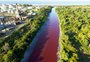 Água vermelha em rio da Argentina assusta moradores