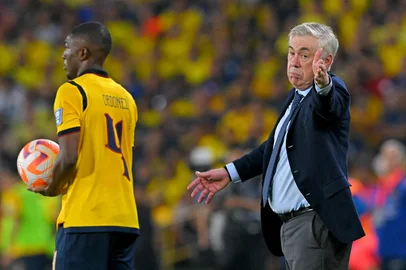 Brazil's Italian head coach Carlo Ancelotti gestures past Ecuador's defender #04 Joel Ordonez during the 2026 FIFA World Cup South American qualifiers football match between Ecuador and Brazil at the Monumental Banco Pichincha stadium in Guayaquil, province of Guayas, Ecuador on June 5, 2025. (Photo by Rodrigo BUENDIA / AFP)Editoria: SPOLocal: GuayaquilIndexador: RODRIGO BUENDIASecao: soccerFonte: AFPFotógrafo: STF<!-- NICAID(16053678) -->