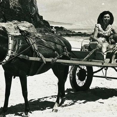 Registros do fotógrafo Hildo Boff em Torres no início dos anos 1960. Na foto, Heduviges Boff (esposa de Hildo Boff) e o filho Ricardo Boff nas clássicas carrocinhas de beira de praia, em 1961.<!-- NICAID(13899433) -->