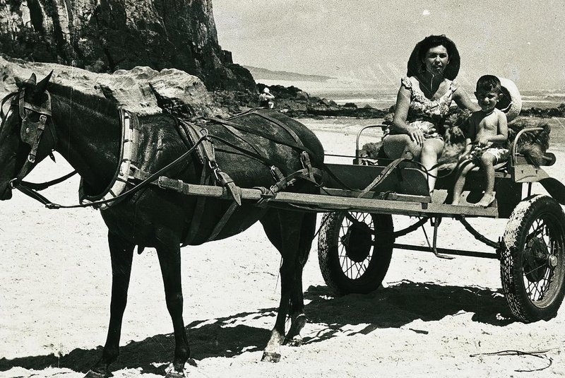 Registros do fotógrafo Hildo Boff em Torres no início dos anos 1960. Na foto, Heduviges Boff (esposa de Hildo Boff) e o filho Ricardo Boff nas clássicas carrocinhas de beira de praia, em 1961.<!-- NICAID(13899433) -->