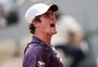 Em maior vitória da carreira, João Fonseca vence Novak Djokovic de virada e vai às oitavas em Roland Garros 