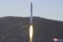 This picture taken on December 18, 2022 and released from North Korea's official Korean Central News Agency (KCNA) on December 19, 2022 shows a rocket carrying an experimental satellite as it is launched from the Sohae Satellite Launch Ground in Tongchang-ri. (Photo by KCNA VIA KNS / AFP) / South Korea OUT / REPUBLIC OF KOREA OUT---EDITORS NOTE--- RESTRICTED TO EDITORIAL USE - MANDATORY CREDIT "AFP PHOTO/KCNA VIA KNS" - NO MARKETING NO ADVERTISING CAMPAIGNS - DISTRIBUTED AS A SERVICE TO CLIENTS / THIS PICTURE WAS MADE AVAILABLE BY A THIRD PARTY. AFP CAN NOT INDEPENDENTLY VERIFY THE AUTHENTICITY, LOCATION, DATE AND CONTENT OF THIS IMAGE --- / Editoria: POLLocal: Tongchang-riIndexador: STRSecao: satellite technologyFonte: KCNA VIA KNSFotógrafo: STR<!-- NICAID(15299003) -->