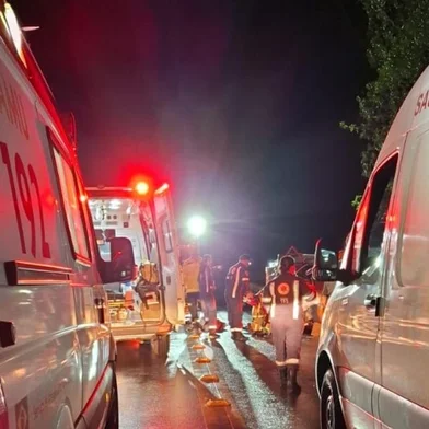 Três pessoas ficam feridas após carro capotar sobre ponte na RS-155 <!-- NICAID(15790138) -->