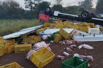 Dois homens ficaram feridos após o caminhão em que eles estavam tombar no km 142 da BR-158, em Condor, no noroeste do Estado, na madrugada desta terça-feira (2).<!-- NICAID(15417445) -->