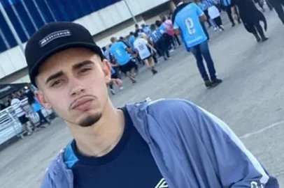 O jovem de 20 anos que tentou intervir no feminicídio de Sheila Lopes da Silva, 41 anos, teve morte encefálica confirmada nesta terça-feira (12). Djonatan Patrick da Silva Oliveira estava internado no Hospital de Pronto Socorro (HPS), em Porto Alegre, desde domingo (10), quando ocorreu o ataque a tiros.<!-- NICAID(16100029) -->