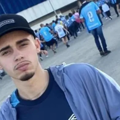 O jovem de 20 anos que tentou intervir no feminicídio de Sheila Lopes da Silva, 41 anos, teve morte encefálica confirmada nesta terça-feira (12). Djonatan Patrick da Silva Oliveira estava internado no Hospital de Pronto Socorro (HPS), em Porto Alegre, desde domingo (10), quando ocorreu o ataque a tiros.<!-- NICAID(16100029) -->