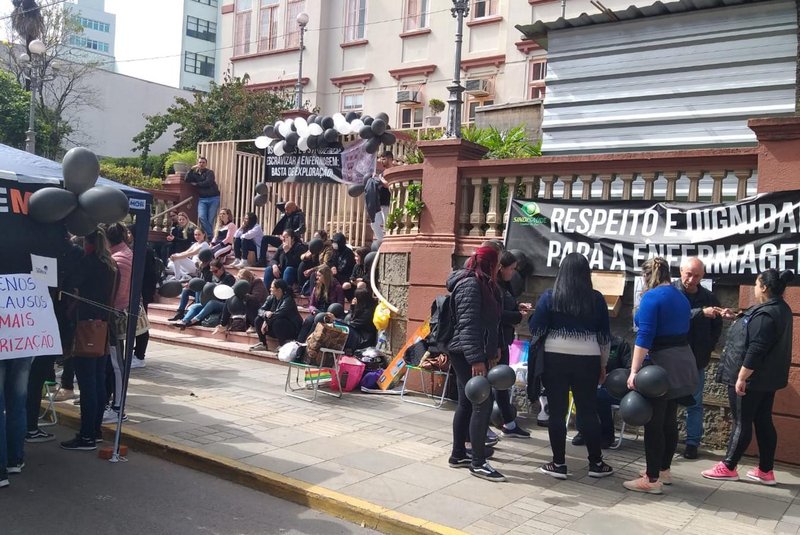 Profissionais de enfermagem protestam em Bento Gonçalves contra suspensão do piso salarial. Ação ocorreu no Hospital Tacchini<!-- NICAID(15221014) -->