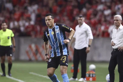 Bruno Todeschini / Grupo RBS PORTO ALEGRE, RS, BRASIL, 27-08-2026: Internacional x Grêmio, clássico GreNal nº453, pelo jogo de ida das Quartas-de-Final da Copa do Brasil 2026. O jogo ocorre no estádio Beira-Rio, em Porto Alegre. Na foto, os jogadores do Inter e Grêmio, Calebe, Marlon. Foto: Bruno Todeschini/Grupo RBSIndexador: Bruno Todeschini<!-- NICAID(16354411) -->