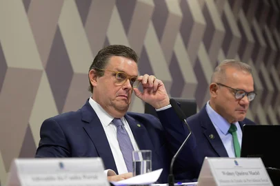 Comissão de Transparência, Governança, Fiscalização e Controle e Defesa do Consumidor (CTFC) promove audiência pública com ministro de Estado da Previdência Social, para prestar informações sobre as fraudes relacionadas a descontos não autorizados por aposentados e pensionistas do Instituto Nacional do Seguro Social (INSS). Mesa: ministro de Estado da Previdência Social, Wolney Queiroz Maciel; senador Wellington Fagundes (PL-MT). Foto: Saulo Cruz/Agência SenadoLocal: BrasÃ­liaIndexador: Saulo CruzFonte: AgÃªncia SenadoFotógrafo: sc<!-- NICAID(16038258) -->