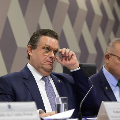 Comissão de Transparência, Governança, Fiscalização e Controle e Defesa do Consumidor (CTFC) promove audiência pública com ministro de Estado da Previdência Social, para prestar informações sobre as fraudes relacionadas a descontos não autorizados por aposentados e pensionistas do Instituto Nacional do Seguro Social (INSS). Mesa: ministro de Estado da Previdência Social, Wolney Queiroz Maciel; senador Wellington Fagundes (PL-MT). Foto: Saulo Cruz/Agência SenadoLocal: BrasÃ­liaIndexador: Saulo CruzFonte: AgÃªncia SenadoFotógrafo: sc<!-- NICAID(16038258) -->