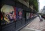 Exposição ao ar livre leva retratos de escritores gaúchos para o Viaduto Otávio Rocha