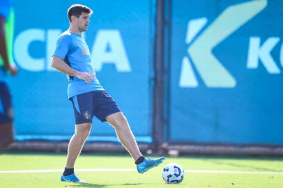 Lucas Uebel / Gremio,Divulgação RS - FUTEBOL/ TREINO GREMIO 2025 - ESPORTES - Jogadores do Gremio realizam treino técnico durante a tarde desta segunda-feira, no CT Luiz Carvalho, na preparação para a partida valida pelo Campeonato Brasileiro 2025. FOTO: LUCAS UEBEL/GREMIO FBPA<!-- NICAID(16160875) -->