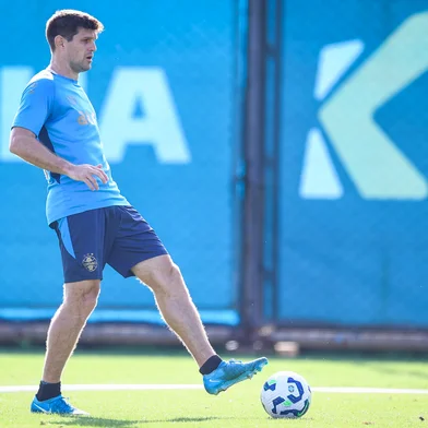 RS - FUTEBOL/ TREINO GREMIO 2025 - ESPORTES - Jogadores do Gremio realizam treino tÃ©cnico durante a tarde desta segunda-feira, no CT Luiz Carvalho, na preparaÃ§Ã£o para a partida valida pelo Campeonato Brasileiro 2025. FOTO: LUCAS UEBEL/GREMIO FBPA<!-- NICAID(16160875) -->
