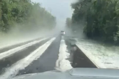 Sarandi vai decretar situação de emergência após chuva de granizo que danificou 500 casas<!-- NICAID(16160179) -->