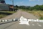 Moradores trancam a Avenida Rachel Caliari Graziotin para chamar a atenção de asfaltamento não concluído no bairro Marini, em Caxias do Sul. <!-- NICAID(15294522) -->