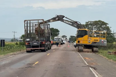 Caminhão carregado de madeira tomba em Eldorado do Sul<!-- NICAID(16004686) -->
