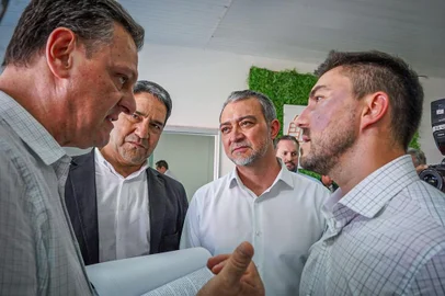 Deputado estadual Adão Pretto Filho (PT) entrega ao ministro da Agricultura, Carlos Favaro, proposta de incentivo aos bioinsumos.<!-- NICAID(15527473) -->