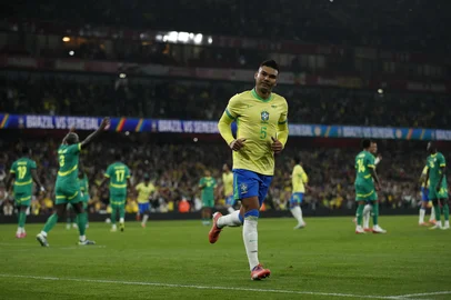 Ian Kington / AFP Brazil's midfielder #05 Casemiro celebrates scoring his team's second goal during the International friendly football match between Brazil and Senegal at The Emirates Stadium in London on November 15, 2025. (Photo by Ian Kington / AFP)Editoria: SPOLocal: LondonIndexador: IAN KINGTONSecao: soccerFonte: AFPFotógrafo: STR<!-- NICAID(16168090) -->