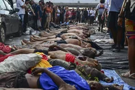 EDITORS NOTE: Graphic content / Bodies are seen lined up on Sao Lucas Square of the Vila Cruzeiro favela at the Penha complex in Rio de Janeiro, Brazil, on October 29, 2025, in the aftermath of Operacao Contencao (Operation Containment). Bodies piled up in poor neighborhoods of Rio de Janeiro on October 28 as police launched their biggest ever raids on the city's drug traffickers, leaving at least 64 dead in war-like scenes. As many as 2,500 heavily armed officers, backed by armored vehicles, helicopters and drones took part in the operation targeting Brazil's main drug-trafficking gang in two poor neighborhoods, or favelas, in northern Rio. (Photo by Pablo PORCIUNCULA / AFP)Editoria: CLJLocal: Rio de JaneiroIndexador: PABLO PORCIUNCULASecao: policeFonte: AFPFotógrafo: STF<!-- NICAID(16156305) -->