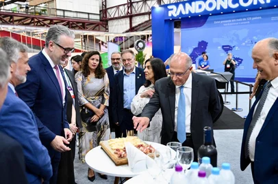 Vice-presidente Geraldo Alckmin visita estande da Randoncorp na abertura da Festa Nacional da Uva, em Caxias do Sul<!-- NICAID(16228873) -->