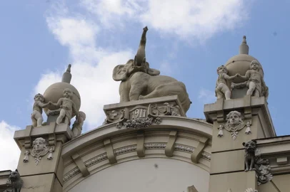Fachada do Chopping Total,Carlos Bopp gostava de dizer que"quem toma cerveja fica forte como um elefante". Elefante foi um dos rótulos da cerveja ali produzida.Por isso no alto da fachda sobresai o paquiderme.<!-- NICAID(7636848) -->