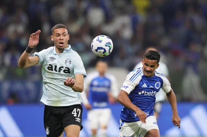 BRASILEIRO A 2025, CRUZEIRO X GREMIOMG - BRASILEIRO A 2025, CRUZEIRO X GRÊMIO - ESPORTES - MG - BELO HORIZONTE - 13/07/2025 - BRASILEIRO A 2025, CRUZEIRO X GRÊMIO - Kaiki jogador do Cruzeiro disputa lance com Alysson jogador do Grêmio durante partida no estádio Mineirão pelo campeonato Brasileiro A 2025. 13/07/2025 - Foto: GILSON LOBO/AGIF - AGÊNCIA DE FOTOGRAFIA/AGIF - AGÊNCIA DE FOTOGRAFIA/ESTADÃO CONTEÚDOEditoria: ESPORTESLocal: BELO HORIZONTEIndexador: GILSON LOBOFotógrafo: AGIF - AGÊNCIA DE FOTOGRAFIA<!-- NICAID(16079890) -->
