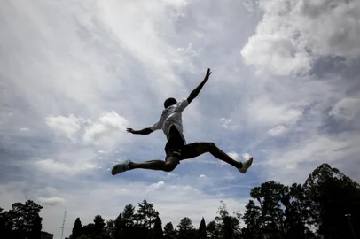 PORTO ALEGRE, RS, BRASIL, 18-11-2020: O atleta de salto em distancia Samory Uiki Bandeira Braga, 23 anos, treina na Sogipa. Ele e um dos personagens da serie Nossa Voz, reportagem especial da semana da Consciencia Negra. (Foto: Mateus Bruxel / Agencia RBS)Indexador: Mateus Bruxel<!-- NICAID(14646634) -->