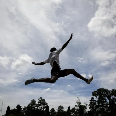 PORTO ALEGRE, RS, BRASIL, 18-11-2020: O atleta de salto em distancia Samory Uiki Bandeira Braga, 23 anos, treina na Sogipa. Ele e um dos personagens da serie Nossa Voz, reportagem especial da semana da Consciencia Negra. (Foto: Mateus Bruxel / Agencia RBS)Indexador: Mateus Bruxel<!-- NICAID(14646634) -->