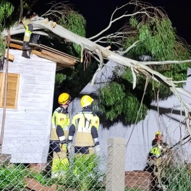 Mais de 30 casas ficam destelhadas após temporal em Canela e Gramado<!-- NICAID(15652472) -->