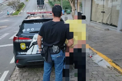 Homem é preso por tentativa de feminicídio após agredir a companheira em Nova Prata. Vítima de 36 anos foi golpeada na região do pescoço e do tórax com objeto de ferro que provou perfurações.<!-- NICAID(16258260) -->