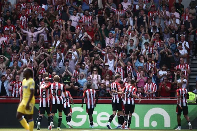 Brentford's French-born DR Congo striker #11 Yoane Wissa (C) celebrates in front of the Brentford fans after scoring their second goal during the English Premier League football match between Brentford and Crystal Palace at the Gtech Community Stadium in London on August 18, 2024. (Photo by HENRY NICHOLLS / AFP) / RESTRICTED TO EDITORIAL USE. No use with unauthorized audio, video, data, fixture lists, club/league logos or 'live' services. Online in-match use limited to 120 images. An additional 40 images may be used in extra time. No video emulation. Social media in-match use limited to 120 images. An additional 40 images may be used in extra time. No use in betting publications, games or single club/league/player publications. / Editoria: SPOLocal: LondonIndexador: HENRY NICHOLLSSecao: soccerFonte: AFPFotógrafo: STF<!-- NICAID(15843537) -->