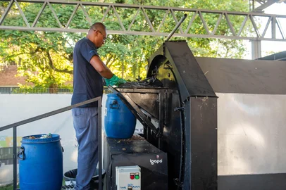 Giordano Toldo / PUCRS O sistema de compostagem da Pontifícia Universidade Católica do Rio Grande do Sul (PUCRS), que serviu de modelo para a COP30, gerou a primeira leva de adubo no último mês. O equipamento foi instalado em novembro de 2024 na Central de Destinação de Resíduos da instituição. Após visita a Porto Alegre, o modelo foi replicado em Belém (PA) para dar conta dos resíduos gerados durante a conferência global. Ambos foram criados pela startup gaúcha Igapó, localizada no Tecnopuc.<!-- NICAID(16166255) -->