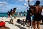 People dance during an impromptu party on South Beach in Miami Beach, Fla., on Wednesday, April 7, 2021. (Scott McIntyre/The New York Times)People dance during an impromptu party on South Beach in Miami Beach, Fla., on Wednesday, April 7, 2021. With vaccinations picking up, warmer weather and increased business reopenings over the last week, tourism has picked up in several popular destinations. (Scott McIntyre/The New York Times)Editoria: TLocal: MIAMI BEACHIndexador: SCOTT MCINTYREFonte: NYTNSFotógrafo: STR<!-- NICAID(14762173) -->