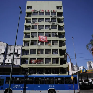 PORTO ALEGRE, RS, Brasil, 17-08-2023: Edifício da União na avenida Farrapos, bairro Floresta, que estaria sem uso está ocupado por famílias em busca de melhores condições de moradia, em ação organizada pelo Movimento de Luta nos Bairros, Vilas e Favelas (MLB). Foto: Mateus Bruxel / Agência RBSIndexador: Andre Avila<!-- NICAID(15512814) -->