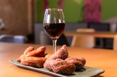No clima de festival, vinícola Garibaldi lança roteiro enogastronômico com grostoli feito com suco de uva.<!-- NICAID(16024121) -->